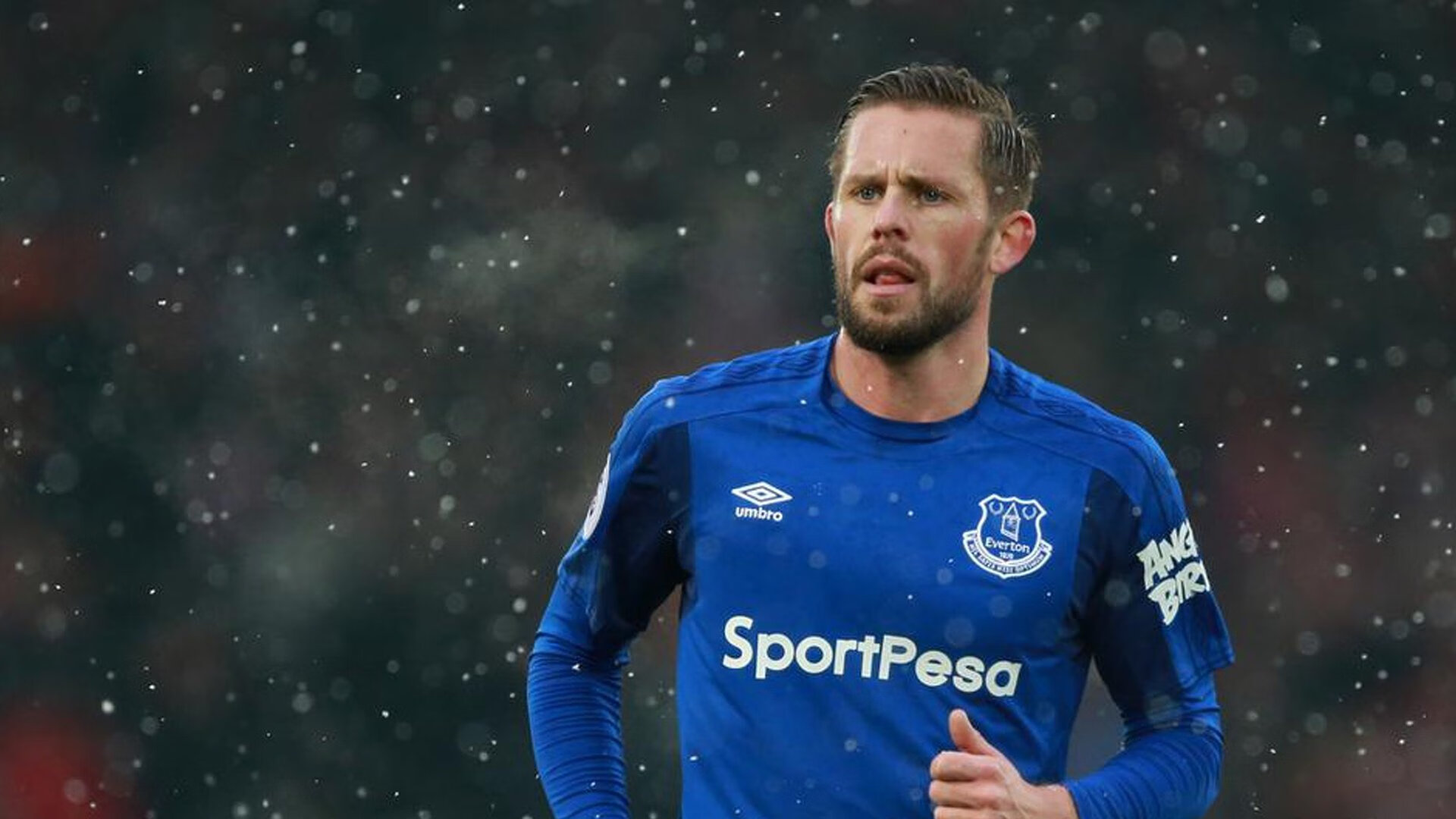 世界杯后:不少球员利用假期前往落后地区做公益 足球场成为新的课堂